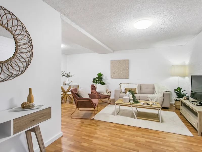 CONVENIENT AND CUTE - GROUND LEVEL UNIT IN THE HEART OF KEDRON