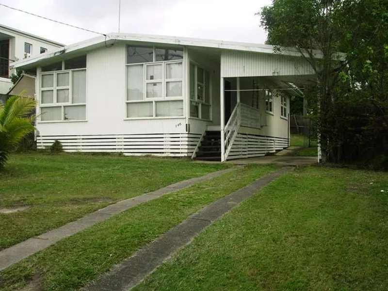 SINGLE DWELLING - ZONED R3 - MEDIUM DENSITY RESIDENTIAL