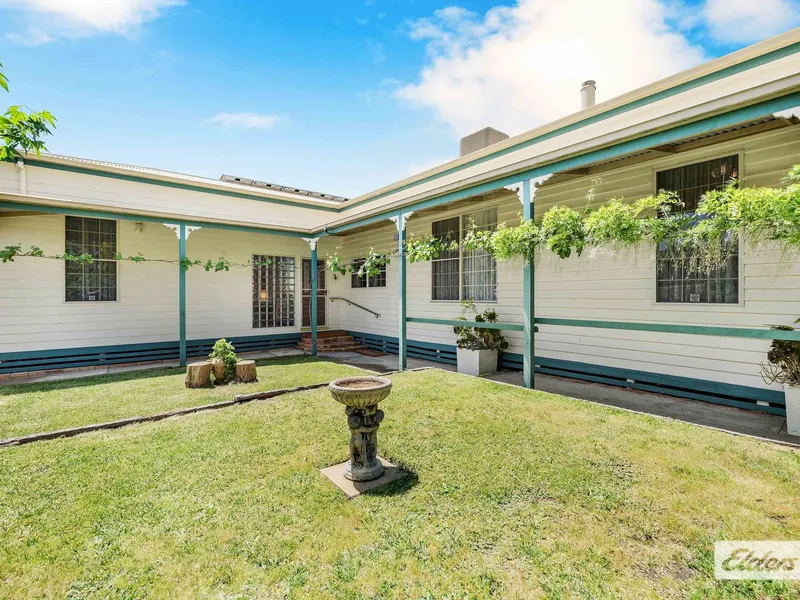 Charming family home - Wonderful Gardens & Shed