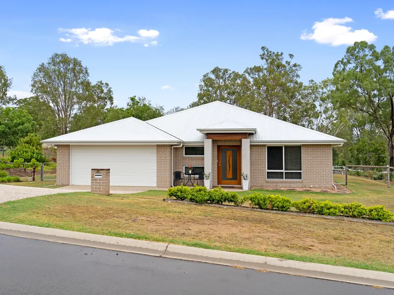 Immaculate Family Home on 2501m2 + Solar!