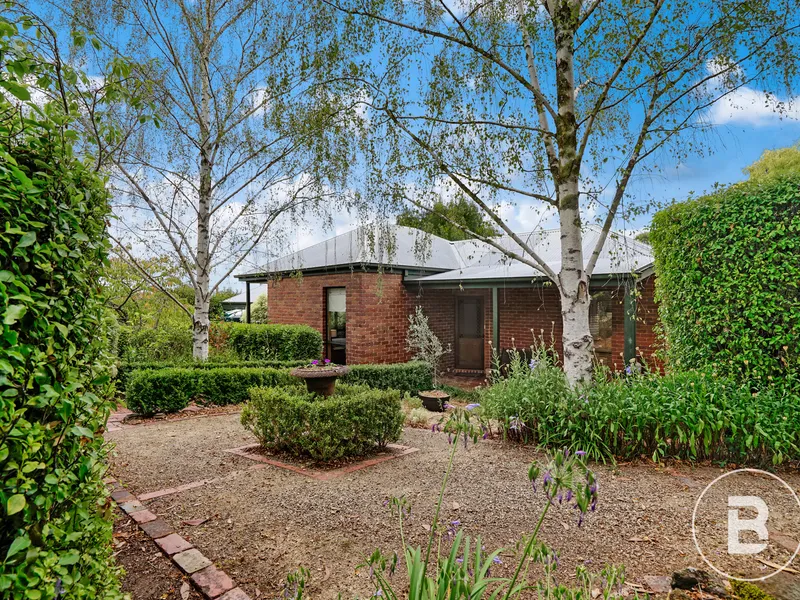 LARGE BRICK HOME ON 1,744M2 BLOCK WITH DUAL LIVING