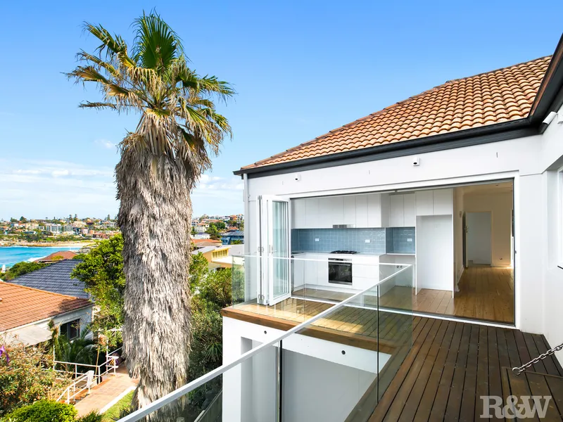 SPACIOUS AND BRIGHT TWO BEDROOM APARTMENT WITH VIEWS OVER TAMARAMA BEACH