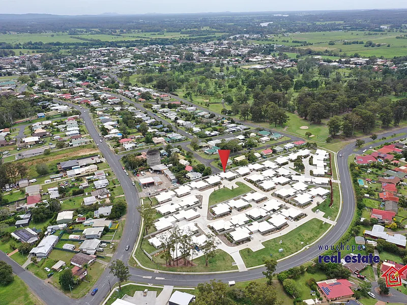 Freestanding, near new villa