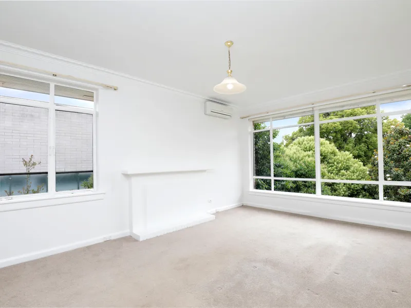 LIGHT FILLED APARTMENT IN PERFECT LOCATION!