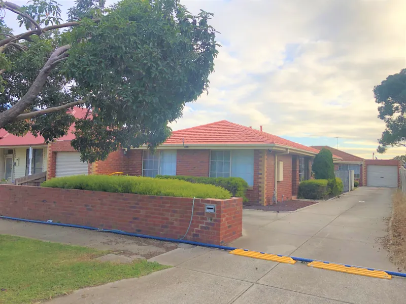 3 Bedrooms Unit in heart of Sunshine !!!