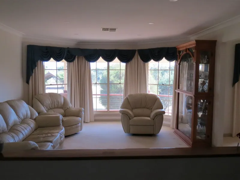 Great Family home with a pool on 14acres 5 mins from town