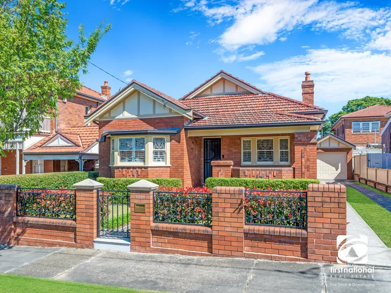 Single-level living in a prime lifestyle pocket
