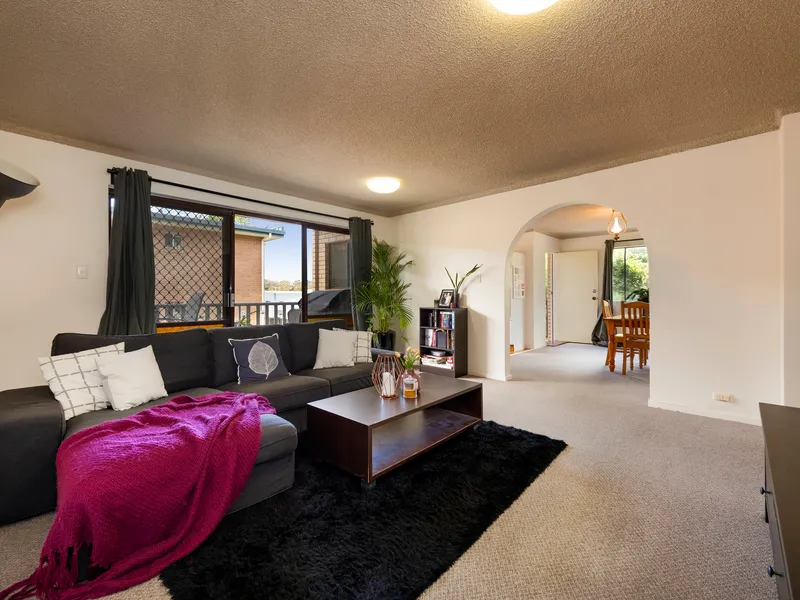 Charming, Breezy Unit in Heart of Coorparoo!