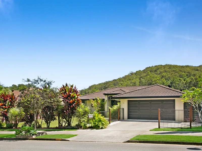 LARGE FAMILY HOME WITH STUNNING IN-GROUND POOL