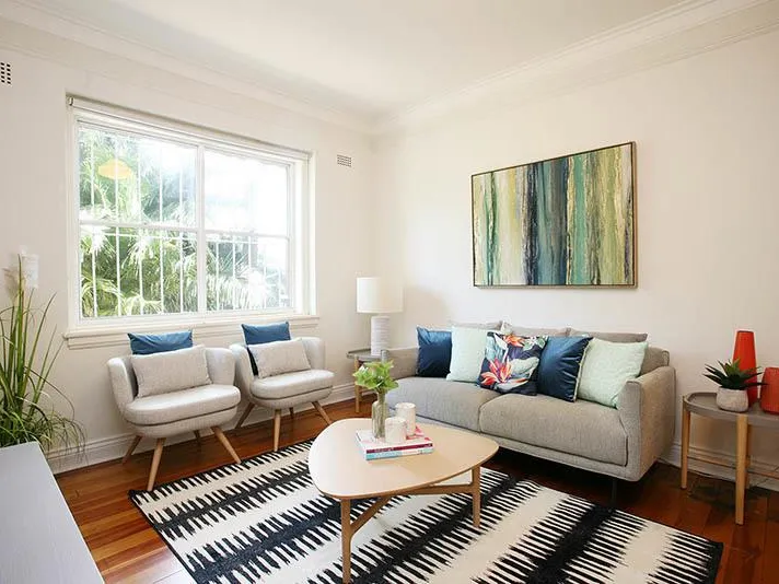SPACIOUS HARBOURSIDE ART DECO APT
