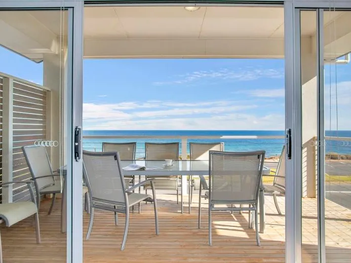 SEAFORD COVE - The Esplanade Seaford, right on the waters edge.