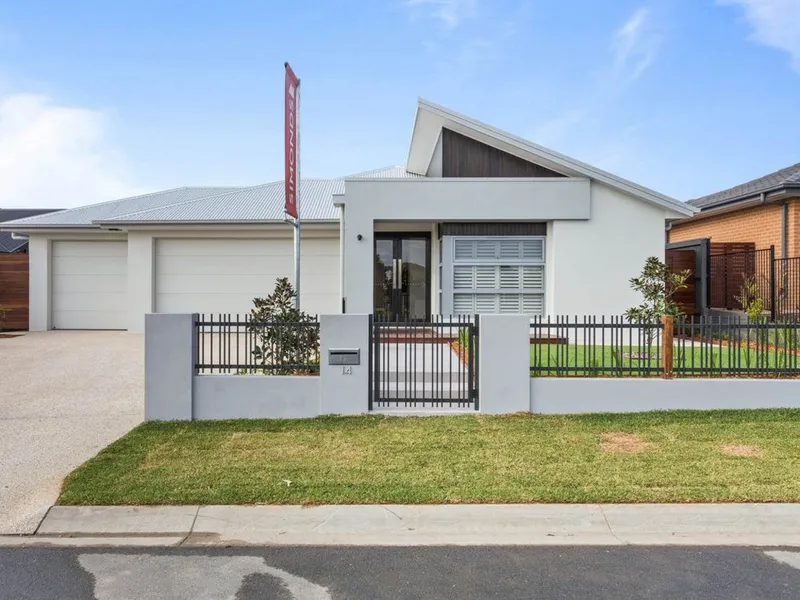 Stunning Ex-Display Home in Providence with a 3 Car Garage & Ducted Air Con.