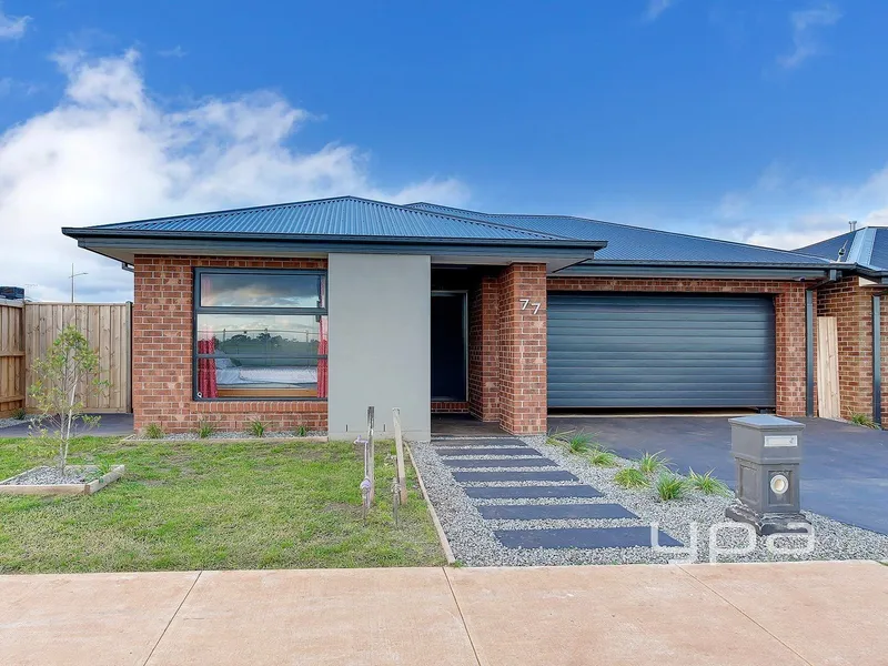 Modern, Bright and Ready to Move in!