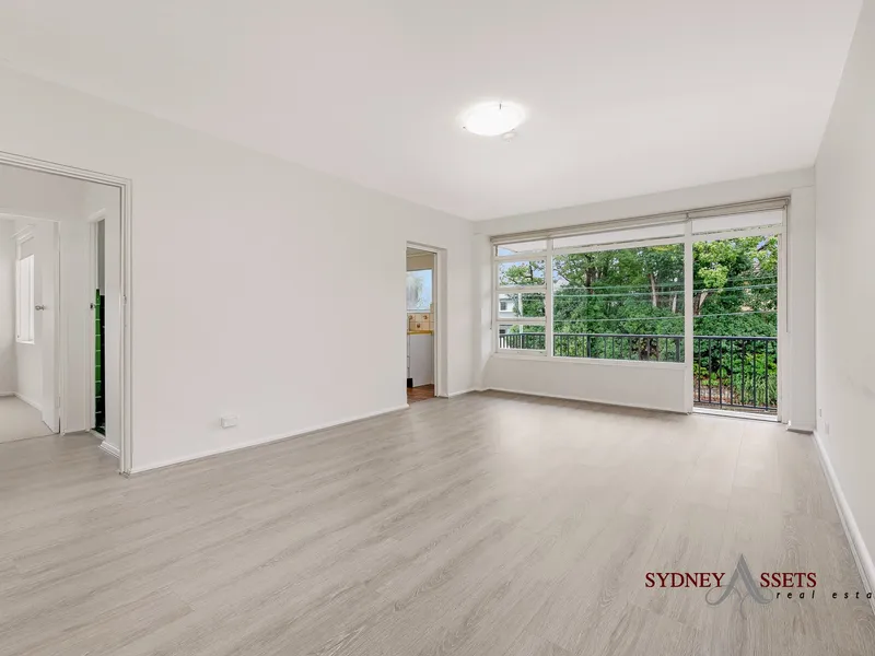 Generously sized Apartment in convenient location with new carpet & floorboard