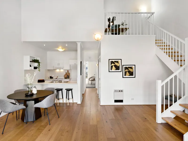 Split level townhouse located nearby the National Gallery of Victoria, Royal Botanic Gardens, MCG and South Melbourne Market