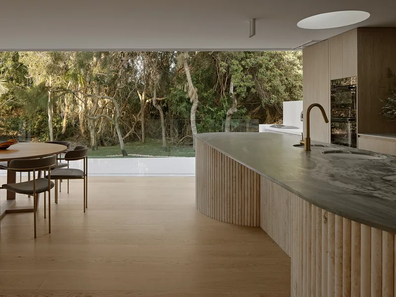 Oceanic House: Bespoke Beachside Masterpiece