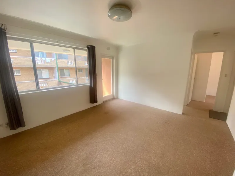 SPACIOUS TWO BEDROOM UNIT - WALK TO STATION / SHOPS