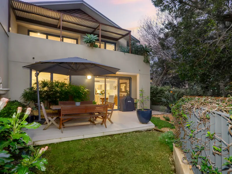 Exquisite townhouse; steps to beach and village