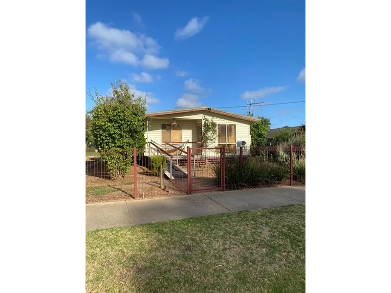 PLEASE CALL RAY WHITE OFFICE TO BOOK A VIEWING 03 57942777