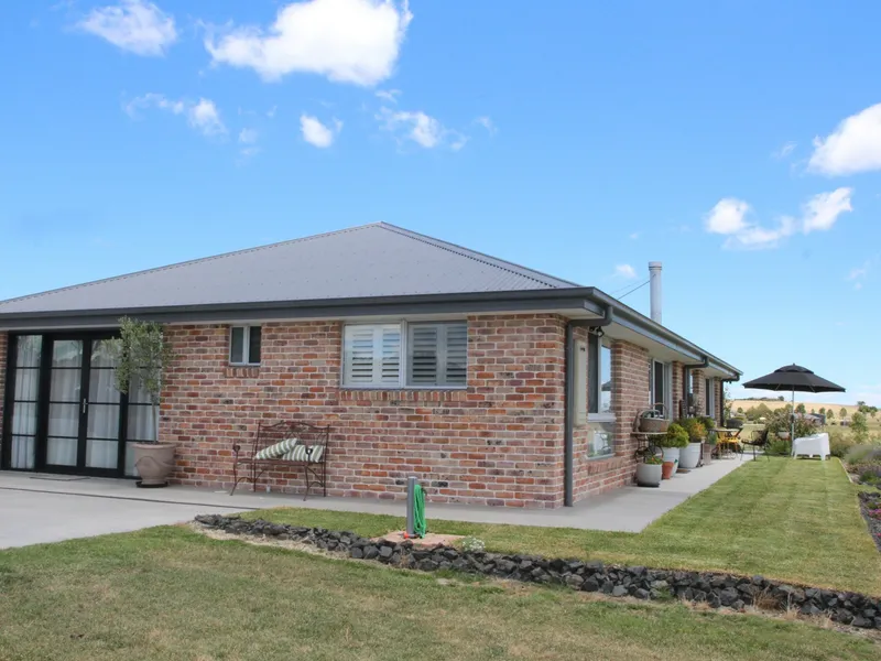 WELL PRESENTED BRICK HOME ON ACREAGE