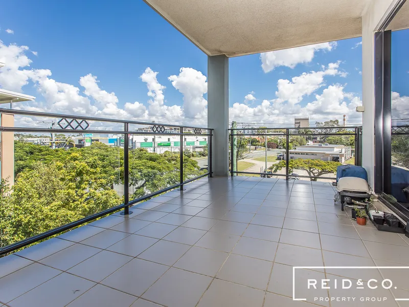 Spacious Apartment - Central Redcliffe Location