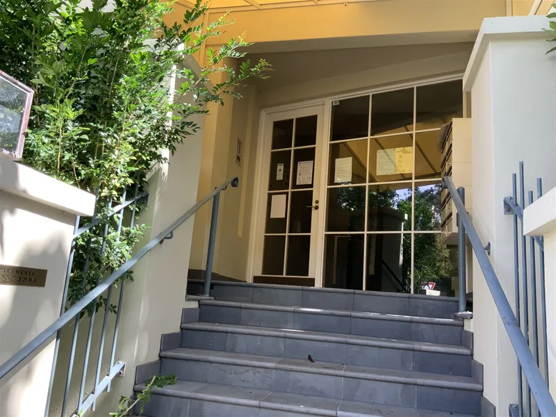 Gorgeous and Prestigious Wellington Gardens Apartment