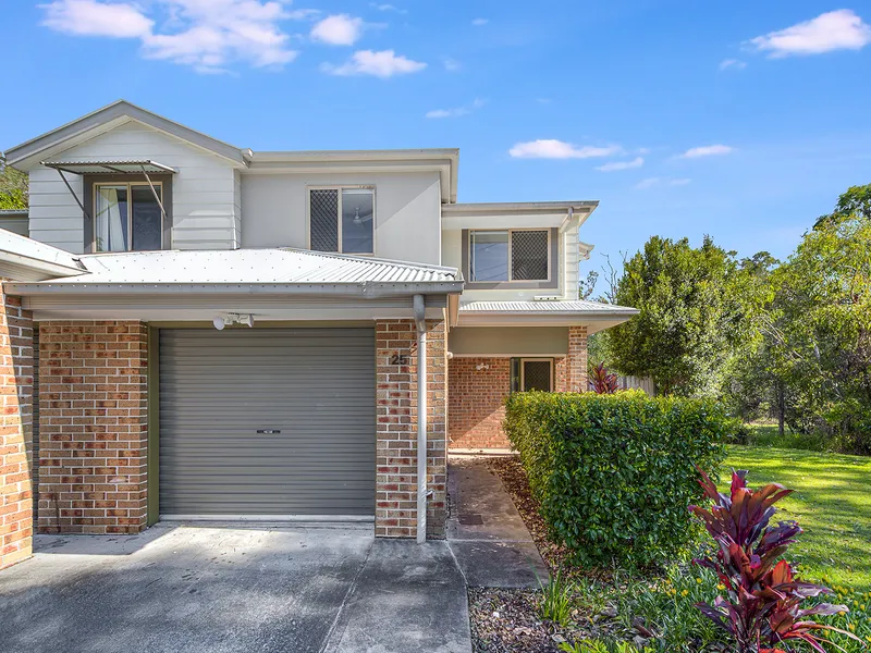 MODERN LUXURY FITOUT, WITH POOL, PRIVATE GREENSPACE AND MORE!