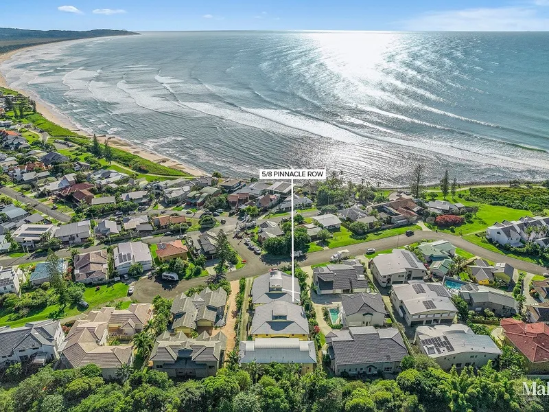 3 Stories with ocean views, 4 bedroom townhouse for lease in Lennox Head