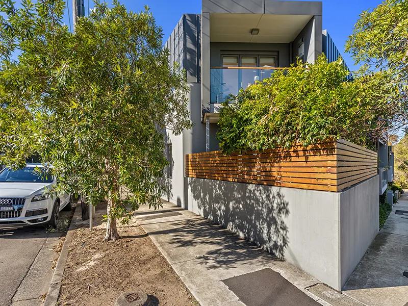 Oversized Garden Courtyard Apartment