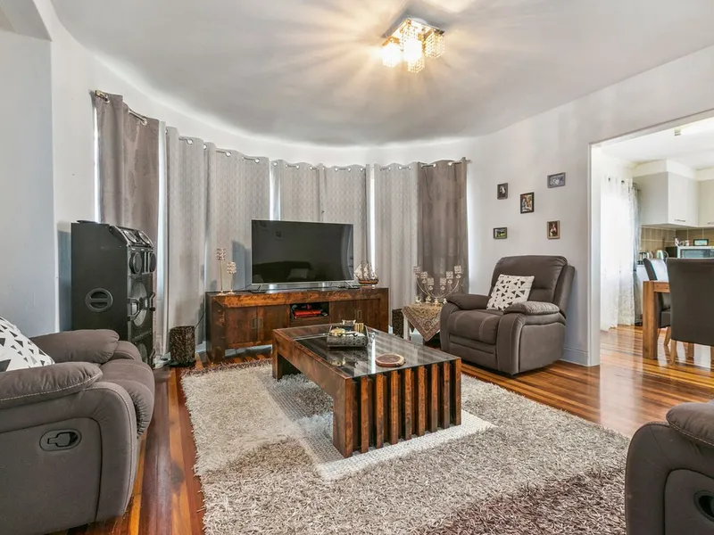 Art Deco Style Home on 647m2 - Great Central Location