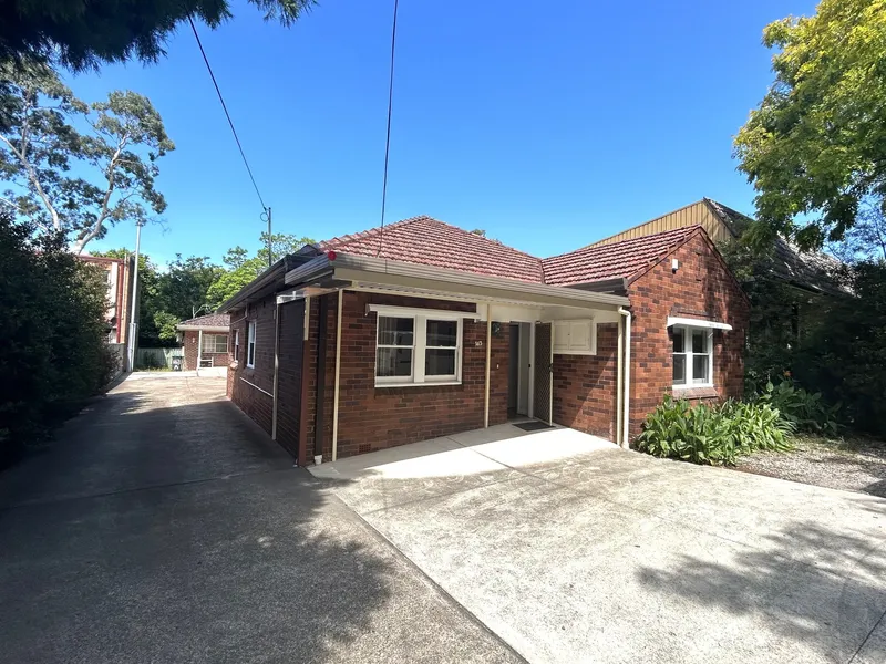 Comfortable Bright Full Brick Villa, Moments from Shops, School & Train Station
