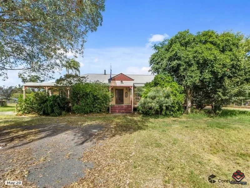 LARGE COLONIAL HOUSE ON PICTURESQUE LAND