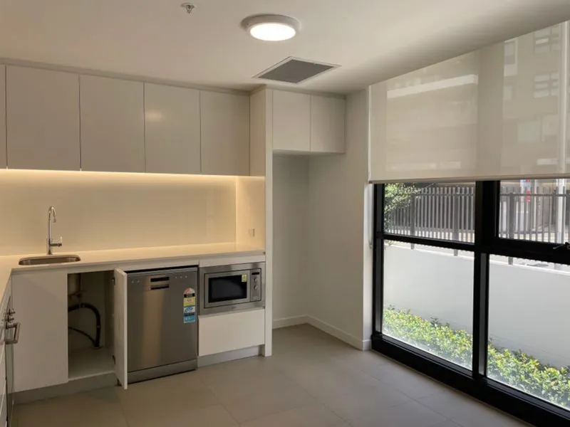 Best modern designed 1 bed unit is located in Heart of Meadowbank!