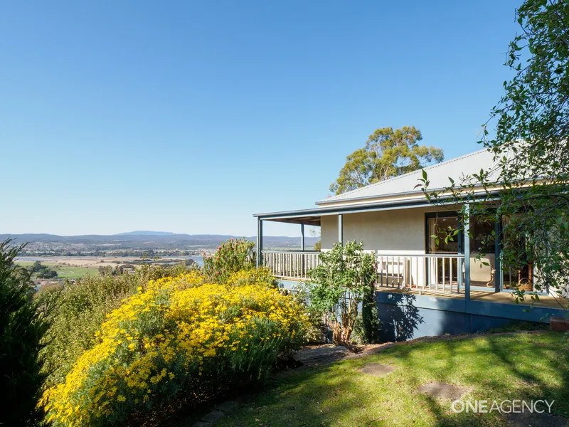 Stunning views, large 2571m2 private block, separate studio, ideal B&B opportunity