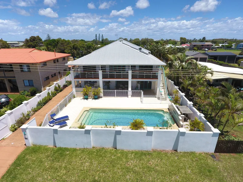 SIMPLY STUNNING HOME - 6 BED - POOL - SIDE ACCESS - CLOSE TO THE BEACH - AIR BnB.