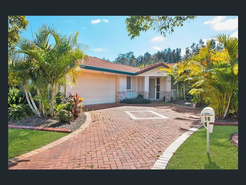 Comfortable 3 bed house with lake views