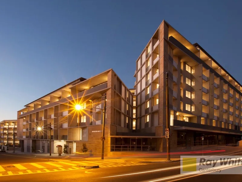 Near new stylish apartment in ultra-convenient location