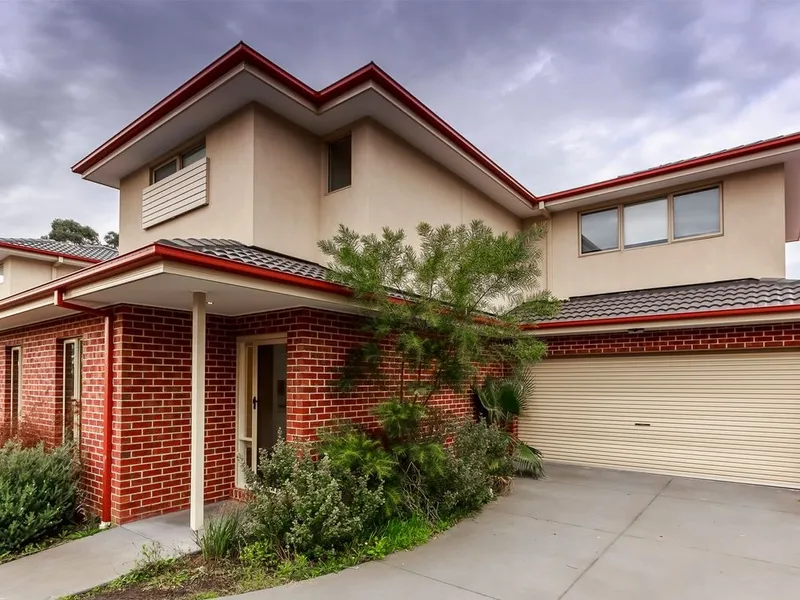 PERFECTLY LOCATED TOWNHOME WITH AMPLE LIVING!