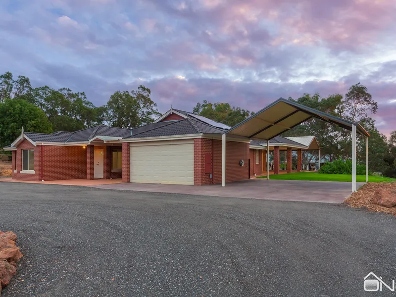 COUNTRY ESTATE LIVING!