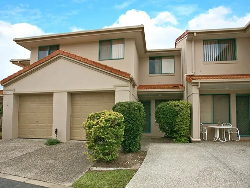 Fully Furnished three bedroom townhouse in Varsity Lakes