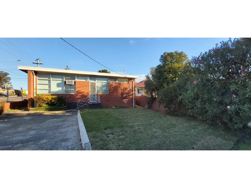 WALKING DISTANCE TO SHOPS!