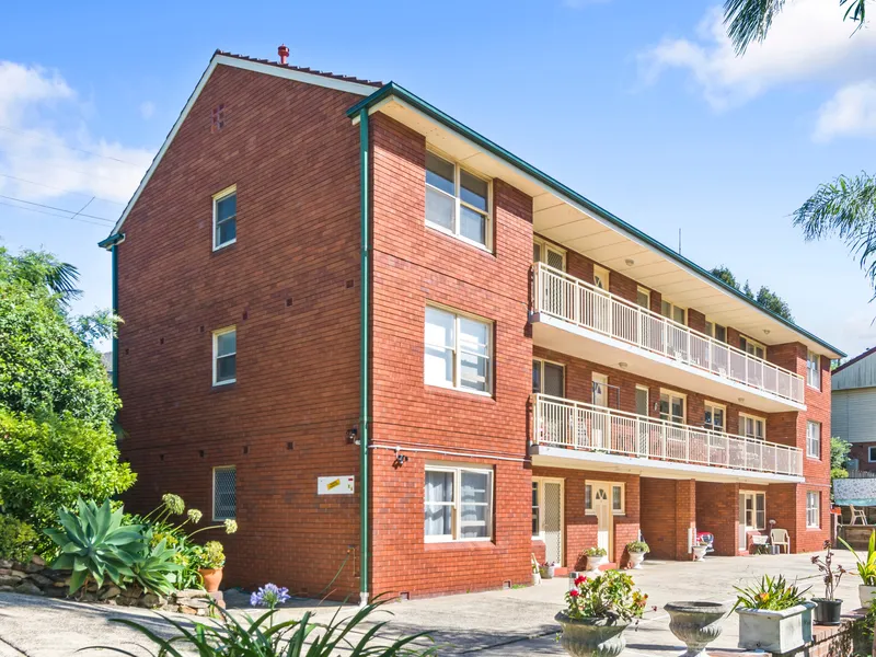 High Floor Unit in Lifestyle Setting !