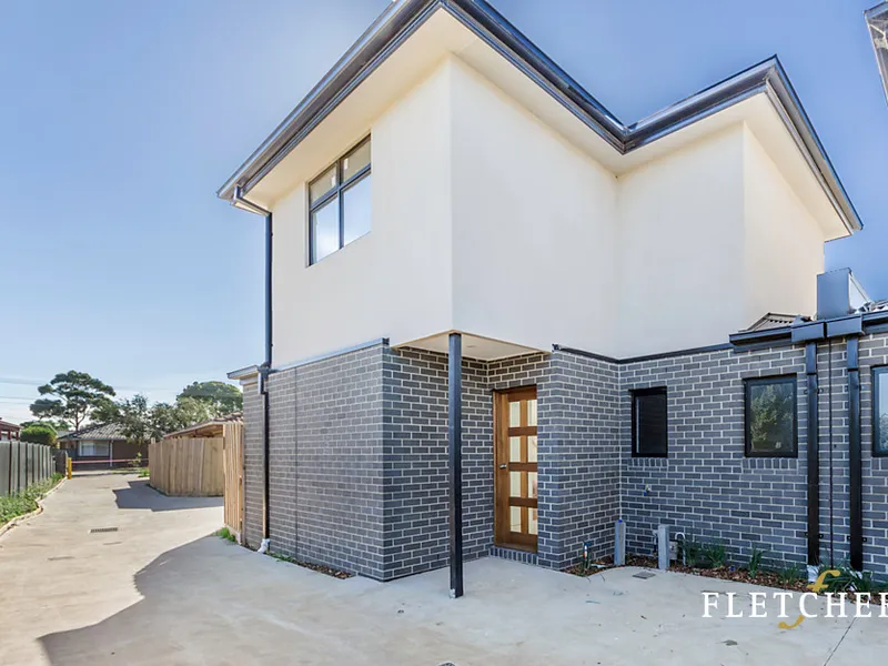 Stunning townhouse located near train station!