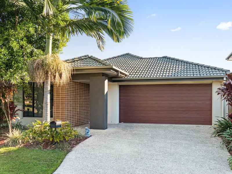 Stunning Home Opposite Peppercorn Park. Move Straight In