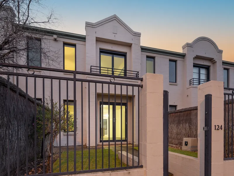 Fabulous on Folland… Circa 2001 AV Jennings Display Home. Recently painted, brand new carpets, blinds and located in a quiet pocket of Northgate...