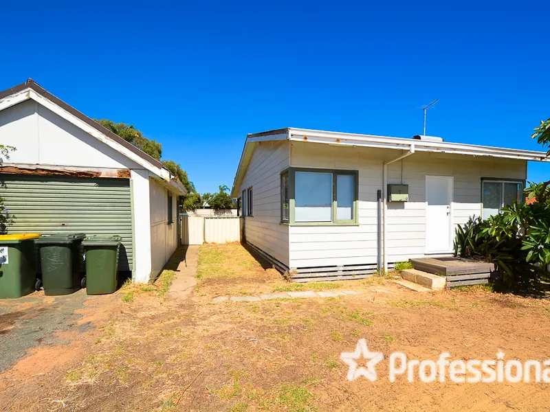 PLENTY ROOM FOR KIDS TO PLAY OUTDOORS, CENTRAL LOCATION!!!!!!