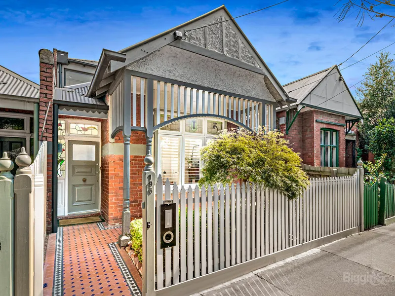 MOVE STRAIGHT IN, NOTHING FURTHER TO DO!