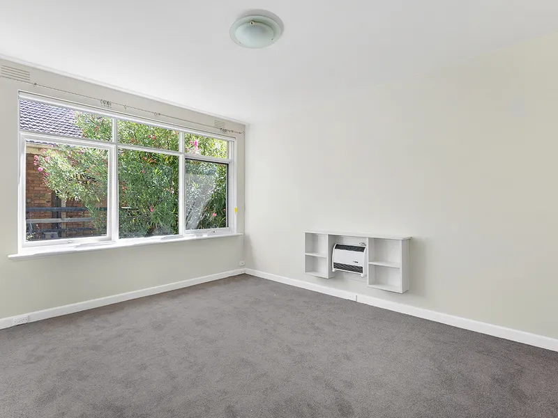 SPACIOUS ONE BEDROOM APARTMENT IN THE HEART OF PRAHRAN!