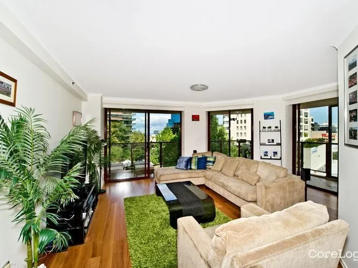 Chic 3 Bedroom Apartment in Bondi Junction: Spacious Balcony & Parking Included!