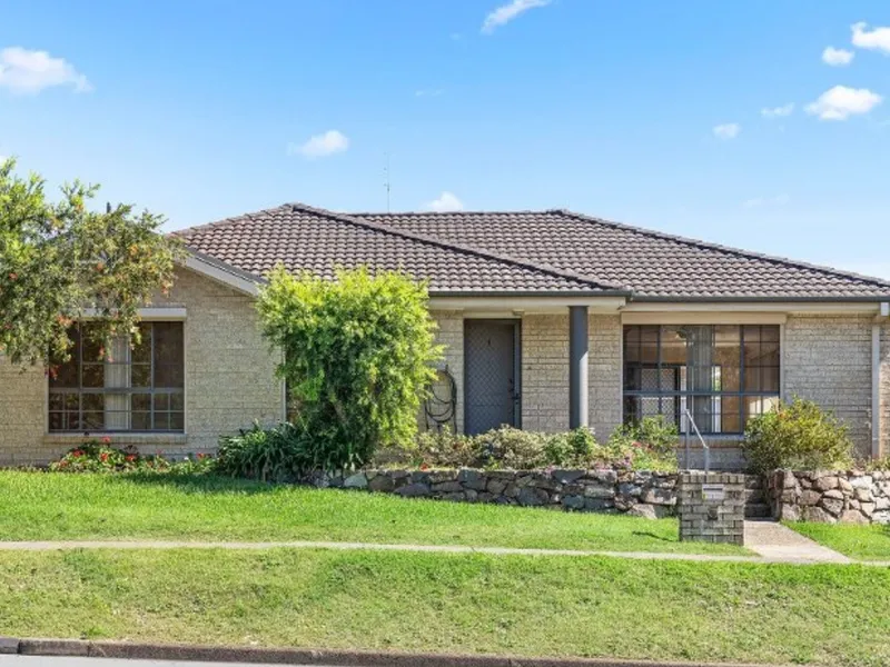 Conveniently located close to schools, transport and shopping district